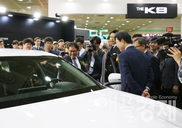 유영민 과학기술정보통신부 장관이 23일 서울 삼성동 코엑스에서 열린 '월드IT쇼 2018'에 참석해 기아자동차 부스를 둘러보고 있다.