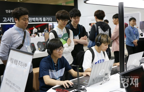 23일 서울 삼성동 코엑스에서 열린 '월드 IT쇼 2018' 삼성전자 부스에서 관람객들이 게이밍 노트북 오디세이Z로 인기게임 '배틀그라운드'를 플레이하고 있다.