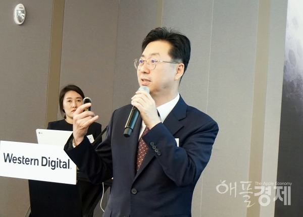 조원석 웨스턴디지털 한국 지사장이 'WD 블랙 SSD' 출시 이후 사업 계획에 대해 소개하고 있다.