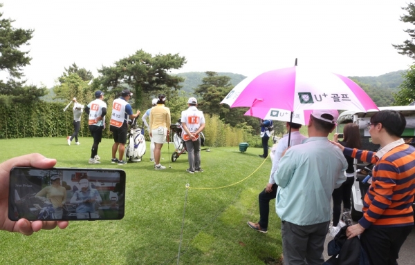 지난 25일 이천에 열린 KLPGA 경기에서 U+골프를 시청하고 있다. /사진=LG유플러스