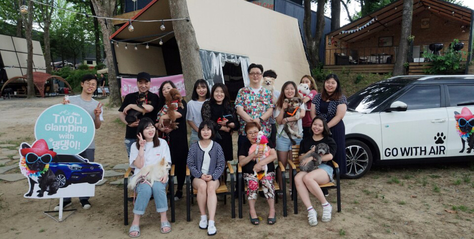 쌍용자동차는 지난 9~10일 경기 남양주 더 드림핑에서 티볼리 브랜드 보유 고객 10팀을 초청해 1박2일로 반려견 동반 캠프 '펫 글램핑(Pet Glamping)'을 진행했다. /사진=쌍용차