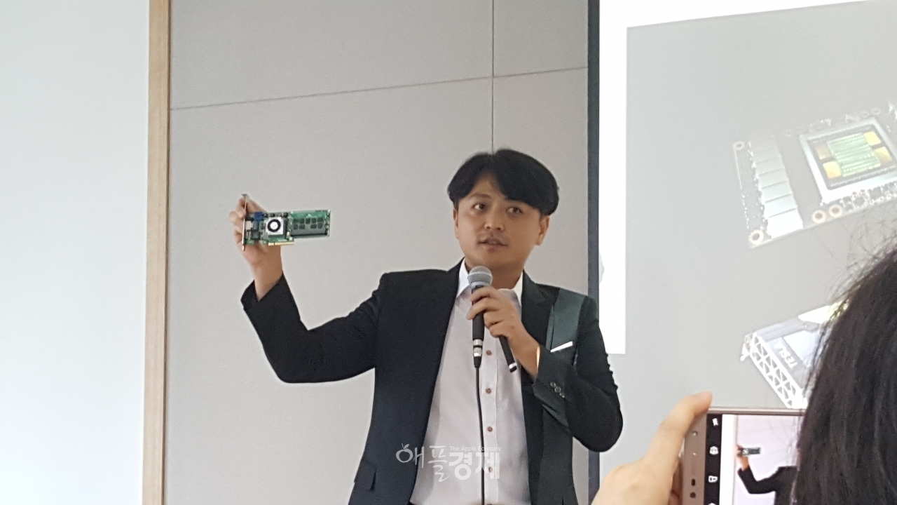 정무경 SK텔레콤 ICT기술원 머신러닝 인프라 랩 팀장이 21일 서울 을지로 삼화타워에서 열린 뉴 ICT 포럼에 참석해 ‘AI 가속 솔루션(AIX)’을 설명하고 있다./사진=유현숙 기자