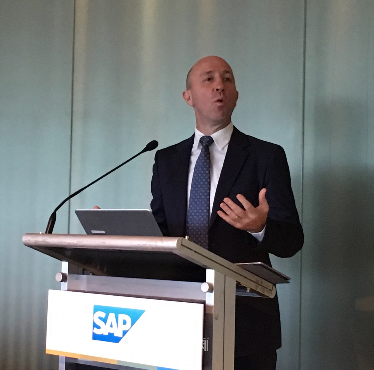 스콧 러셀 SAP 아태지역 회장이 21일 서울 강남구 삼성동 파크하얏트호텔에서 열린 SAP 인텔리전트 엔터프라이즈 전략 발표 기자간담회에서 발표를 하고 있다.