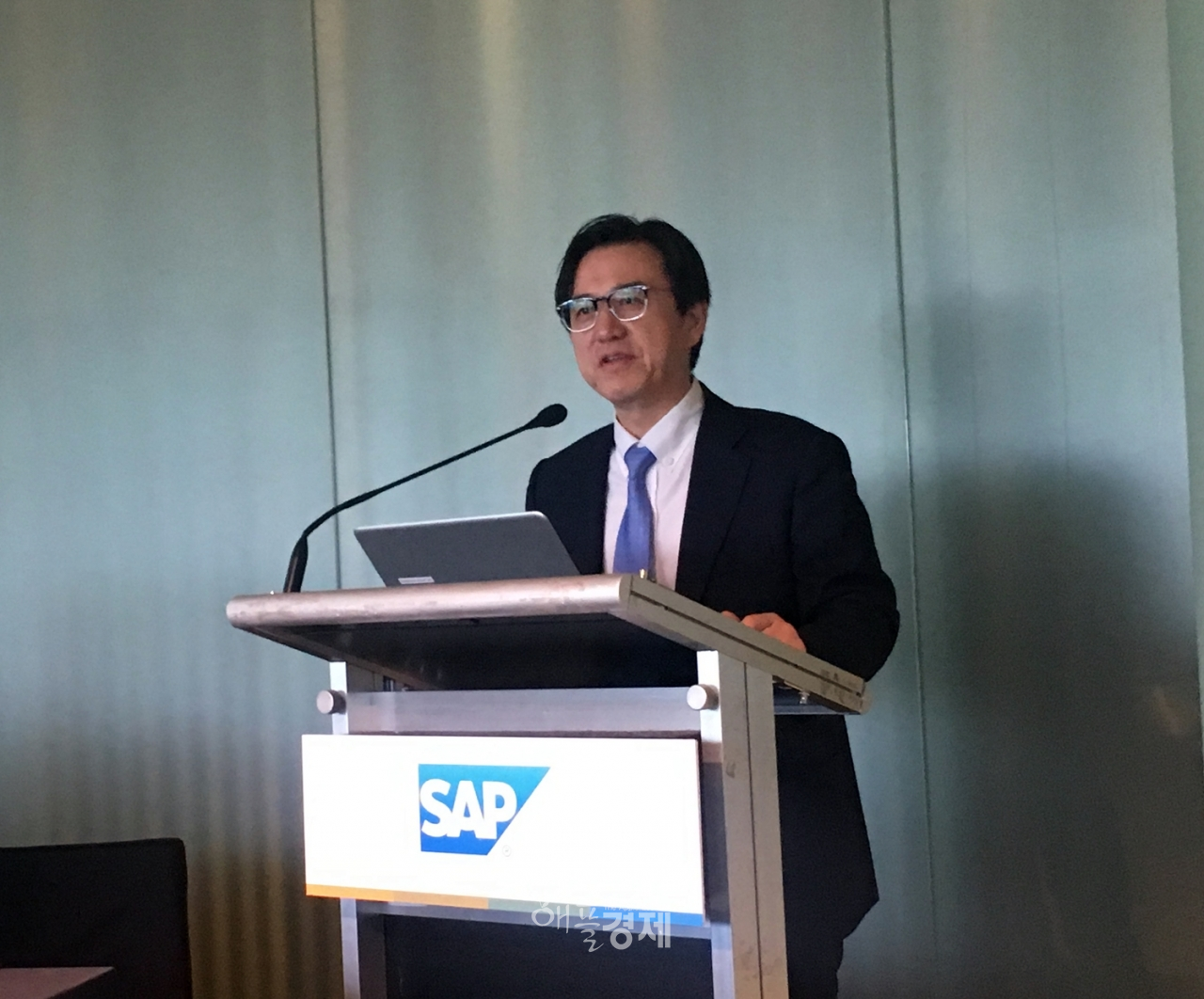이성열 SAP코리아 대표가 21일 서울 강남구 파크하얏트서울에서 열린 기자간담회에서 SAP의 국내 시장 전략에 대해 소개하고 있다.