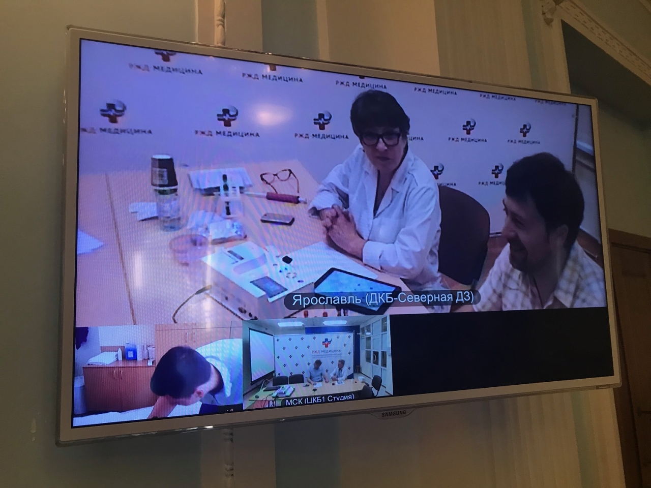 모스크바 제1중앙병원 의료진이 약 300km 거리의 야로슬라블(Yaroslavl) 병원 의료진과 원격 협진을 시연하고 있다. /사진=KT