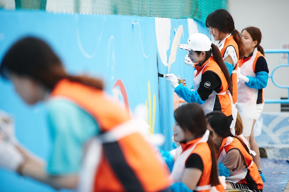 미래에셋박현주재단은 지난 2016년 9월 3일 서울 은평구 소재의 아동양육시설 '꿈나무마을'에서 미래에셋장학생 30여명과 함께 벽화그리기 봉사활동을 실시했다./사진=미래에셋대우