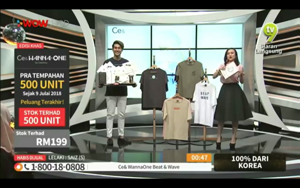 지난 15일 말레이시아 CJ와우샵에서 쇼호스트들이 CJ ENM 오쇼핑부문의 패션 PB 씨이앤(Ce&) 티셔츠를 판매하고 있다. /사진=CJ ENM