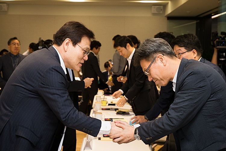 최종구 금융위원장은 7월 23일 성남시 분당구 판교역로 카카오뱅크에서 핀테크 생태계 활성화를 위한 현장간담회를 열어 인터넷전문은행과 핀테크기업의 협업사례를 듣고 활성화 방안을 논의했다./사진=금융위원회