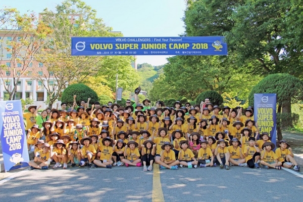 경기도 용인시에 위치한 한국외국어대학교 글로벌 캠퍼스에서 진행된 ‘2018 볼보 슈퍼주니어 캠프’에 참가한 어린이들이 단체사진을 촬영하고 있다. / 제공=볼보건설기계코리아