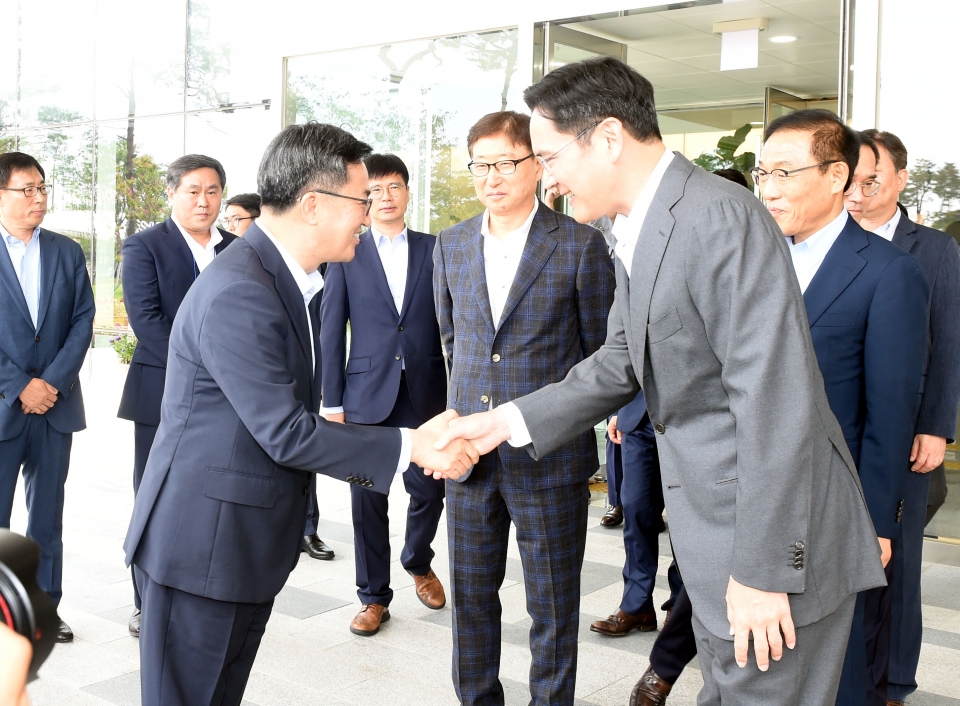 김동연 부총리 겸 기획재정부 장관이 8월 6일 경기도 평택 소재 삼성전자 평택캠퍼스를 방문해 이재용 삼성전자 부회장과 면담했다./사진=기획재정부