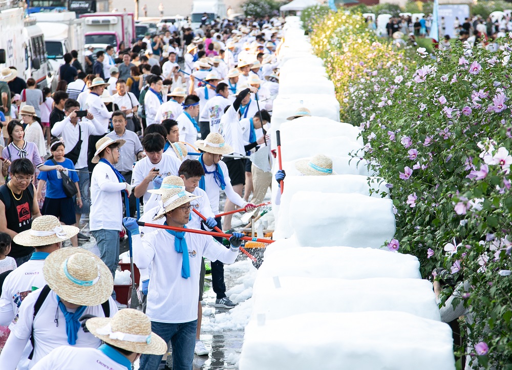 11일 서울 광화문 광장에서 열린 '2018 한여름밤의 눈조각전'에 참여한 크라운해태제과 임직원 300여명이 눈조각을 하고 있다. /사진=크라운해태