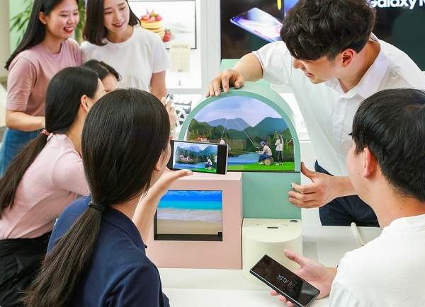 서울 영등포 타임스퀘어 아트리움 광장에 마련된 ‘갤럭시 스튜디오’에서 소비자들이 ‘갤럭시 노트9’ 카메라의 슈퍼슬로우모션 기능을 체험하고 있다. / 제공=삼성전자