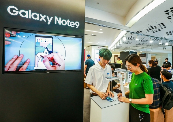 서울 삼성동 코엑스 라이브플라자에 마련된 갤럭시 스튜디오에서 소비자가 ‘S펜 전문 프로모터’와 함께 ‘갤럭시 노트9’의 ‘스마트 S펜’으로 드로잉을 배워보는 ‘갤럭시 노트9 라이브’를 체험하고 있다. / 제공=삼성전자