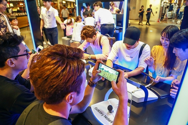 서울 삼성동 코엑스 파르나스몰에 마련된 ‘갤럭시 스튜디오’의 게임특화존에서 소비자들이 ‘갤럭시 노트9’의 강력한 퍼포먼스로 인기 고사양 게임을 체험하고 있다. / 제공=삼성전자