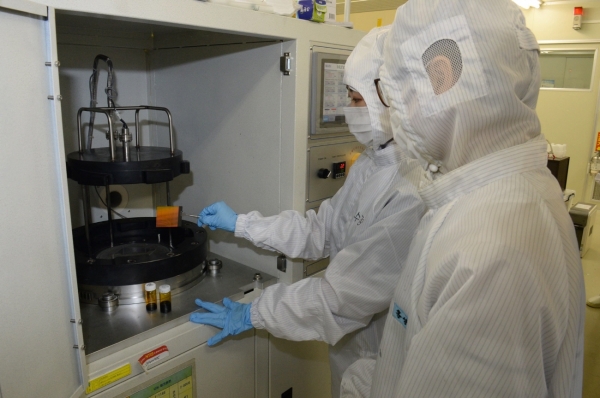 ETRI 연구진이 금-은 이종소재 메타물질에 대한 실험을 진행하고 있다. / 제공=ETRI