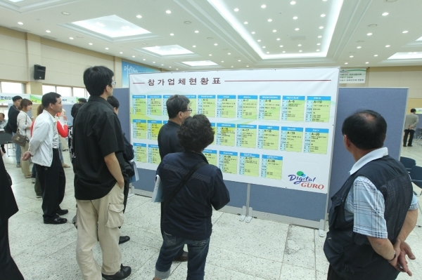 “우리 국민연금이 세계에서 가장 후한 연금제도”라는 김성주 국민연금공단 이사장의 최근 라디오 인터뷰가 관심을 끌고 있다. 사진은 채용박람회에 참가한 직장인들.
