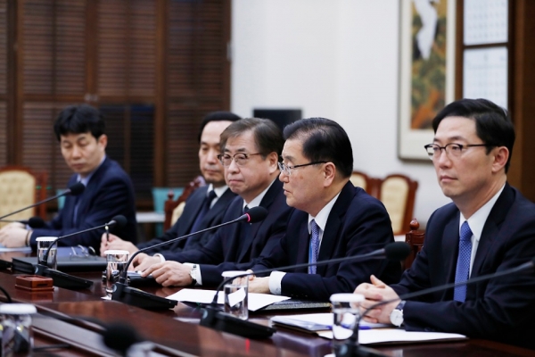 지난 3월 대통령 특사로 북한을 방문한 정의용 국가안보실장과 서훈 국정원장 등 특사단이 문재인 대통령에게 평양 방문 결과를 보고하고 있다. 사진=청와대