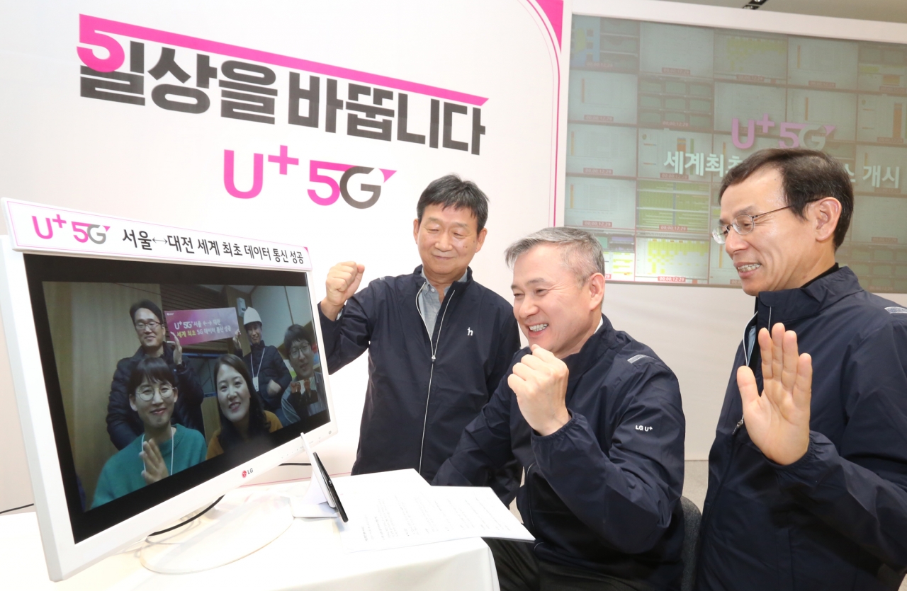 LG유플러스 하현회 부회장(가운데)이 대전기술원에서 서울 마곡 사옥에 5G망으로 걸려온 ‘화상통화’를 직접 받고, 상용 네트워크 서비스의 안정성을 확인하고 있다. 사진=LG유플러스
