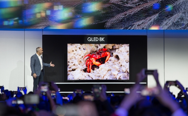 미국법인 데이브 다스 상무가 98형 QLED 8K 제품을 최초로 공개하고 있다. / 제공=삼성전자