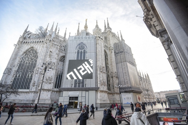 이탈리아 밀라노 두오모 성당(Duomo di Milano) 옥외광고. 제공/삼성전자