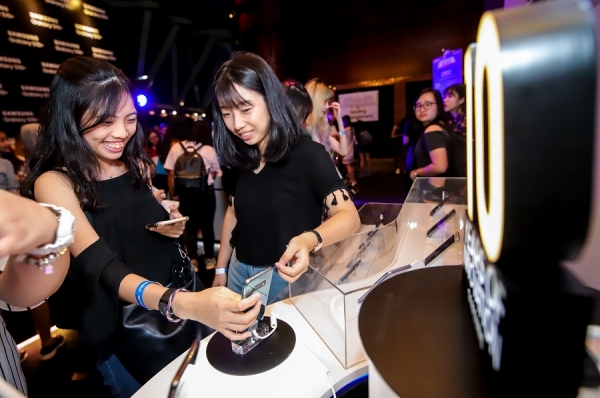 21일(현지시간) 싱가포르에서 진행된 ‘갤럭시 S10’ 출시 행사 참석자들이 제품을 체험하고 있다. 제공/삼성전자