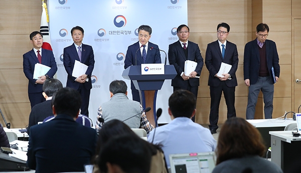 박능후 보건복지부 장관이 11일 정부서울청사에서 ‘2019년 보건복지부 업무계획’을 발표하고 있다.