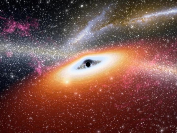 대형 블랙홀이 주변의 가스를 빨아들이면서 빛을 방출하는 상상도. 사진제공=미국항공우주국(NASA)