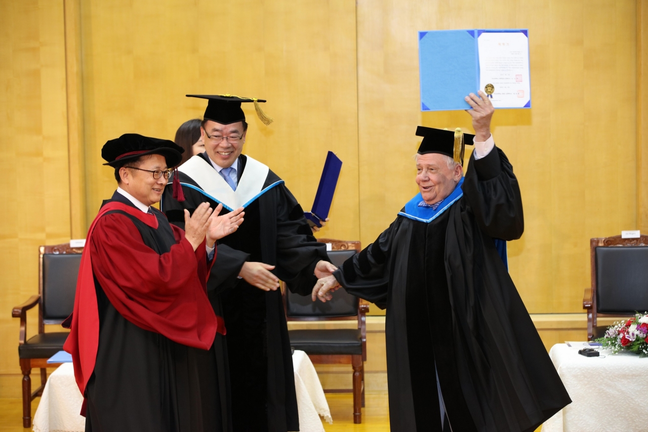 짐 로저스 회장이 22일 전호환 부산대 총장으로부터 명예 철학박사학위를 받고 있다.사진제공=부산대