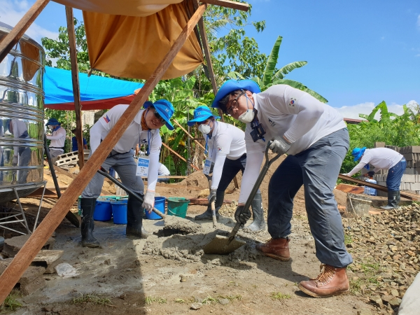현대제철 글로벌 임직원 봉사단원들이 필리핀 북사마르주 카타르만에 완공된 직업훈련센터에서 봉사활동을 펼치고 있다. 사진제공=현대제철