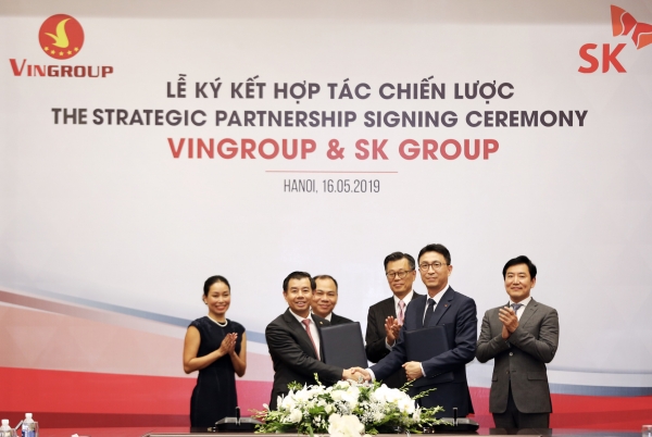 박원철 SK동남아투자법인 대표(오른쪽 두번째)와 응웬 비엣 꽝 빈그룹 부회장 겸 CEO(다섯번째)가 16일 베트남 하노이 빈그룹 본사에서 전략적 파트너십 협약을 체결하고 있다. 사진제공=SK그룹.