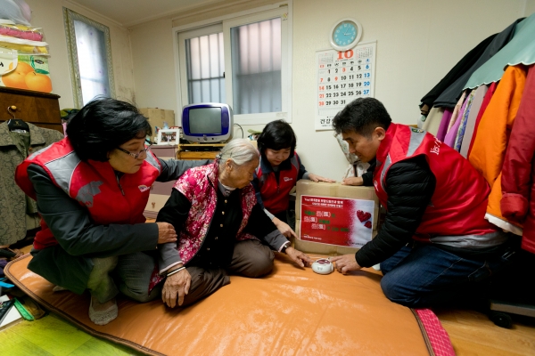 서울시 강서구의 노인복지 자원봉사자들이 독거 어르신을 찾아 긴급 호출기를 설치해주고 있다. 사진은 본문과 직접 관련은 없음.