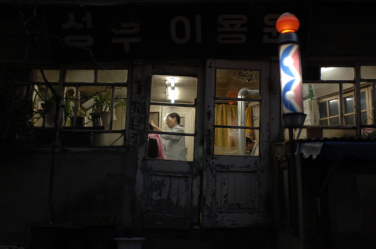 92년의 역사를 지닌 성우이용원은 서울에서 가장 오래된 이발소다. 1927년 이발기술자이던 서재덕 씨가 처음 문을 연 이후 1935년부터 사위인 이성순 씨가 이어받았고, 현재는 3대째인 이남열 사장이 운영하고 있다. 그 역사를 인정받아 2013년 서울미래유산으로 지정되었다.