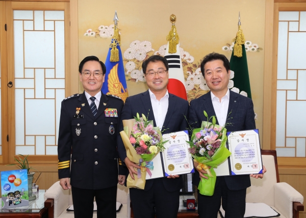 경기남부지방경찰청은 26일 하이트진로 성남지점과 특판경기동부지점에 '참이슬 보조라벨을 이용한 '미아방지 사전등록 캠페인' 홍보에 대한 감사장을 수여했다. 허경렬 경기남부경찰청장(왼쪽), 정성조 성남지점장(가운데), 이정훈 특판경기동부지점장(오른쪽). 사진제공=하이트진로