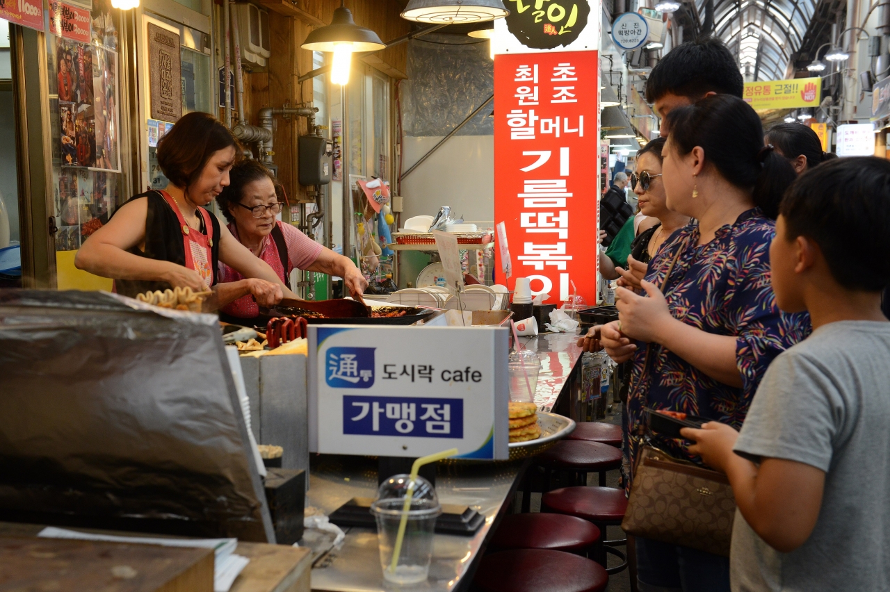 통인시장의 명물인 ‘원조 할머니 기름떡볶이’는 60년의 역사를 자랑한다. 솥뚜껑에 볶아내는 떡볶이로, 고추장에 볶아내는 매콤한 맛과 간장에 볶아내는 짭조름한 맛 2가지 떡볶이를 맛볼 수 있다. 평일에도 어르신에서부터 아이들까지 단골들로 줄을 잇는 ‘할머니 기름떡볶이’는 38번째 서울미래유산으로 지정되기도 했다.