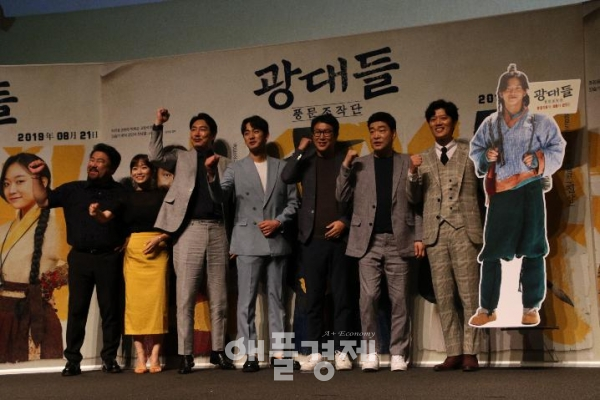 좌측부터 고창석, 김슬기, 조진웅, 윤박, (감독)김주호, 손현주, 박희순. 사진=최상기 기자