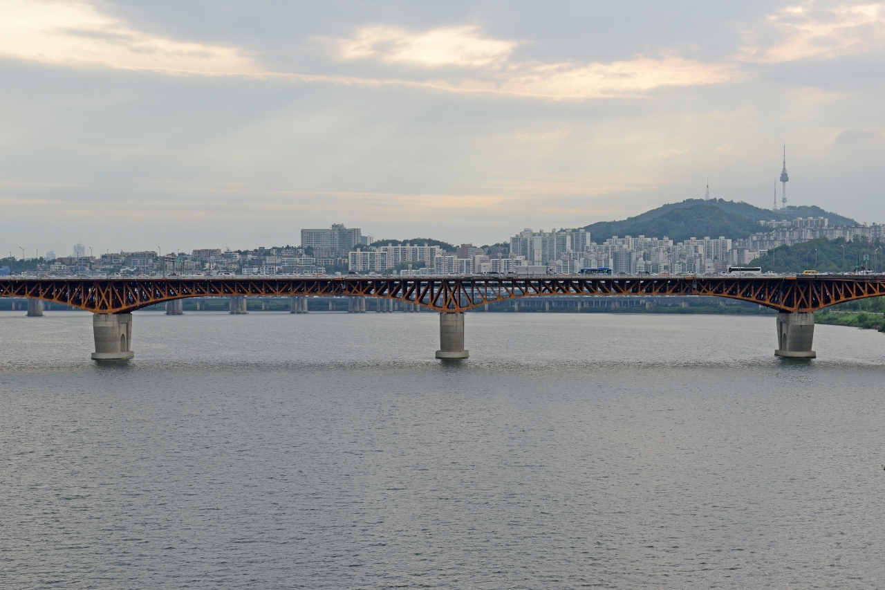성수대교는 서울의 한강을 가로지르는 11번째 교량으로서 1979년 준공된 국내 최초의 게르버 트러스(gerber truss) 형식으로, 기능성 뿐 아니라 미관을 고려한 교량으로 평가되었다. 1994년에 교량이 붕괴되어 1997년에 다시 완공하여 재개통했다. 성수대교가 개통됨에 따라 이미 교통량이 포화상태에 있던 영동대교 및 한남대교의 교통량이 성수대교로 분산되었으며, 왕십리 일대의 서울 동부와 한강 이남의 신시가지인 영동지구를 연결해 강남지역의 균형 있는 발전을 촉진하는 데 크게 기여했다.