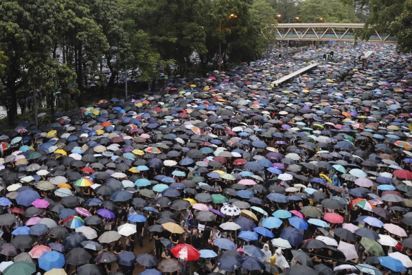 18일 홍콩 빅토리아 공원을 가득 메운 시민들이 우산을 받쳐든 채 '범죄인 인도 법안'(송환법) 반대 및 경찰의 강경 진압 규탄 시위를 벌이고 있다. 사진제공=연합뉴스