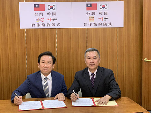 애플미디어그룹 김홍기 대표이사(좌측)와 대만TB신문 천이청 부사장(우측)이 MOU 서명을 하고 있다.