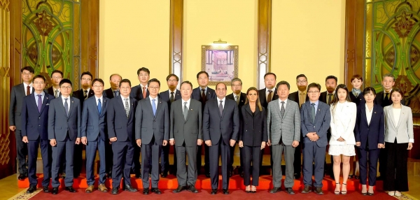 박용만 대한상의 회장과 압델 파타 엘시시(Abdul Fatah al-Sisi) 이집트 대통령이 참석자들과 기념촬영을 하고 있다. 앞줄 왼쪽 다섯번째부터 윤여철 주이집트 대사, 박용만 대한상의 회장, 압델 파타 엘시시(Abdul Fatah al-Sisi) 이집트 대통령, 사하르 나스르(Sahar Nasr) 투자국제협력부 장관. 사진제공=대한상의