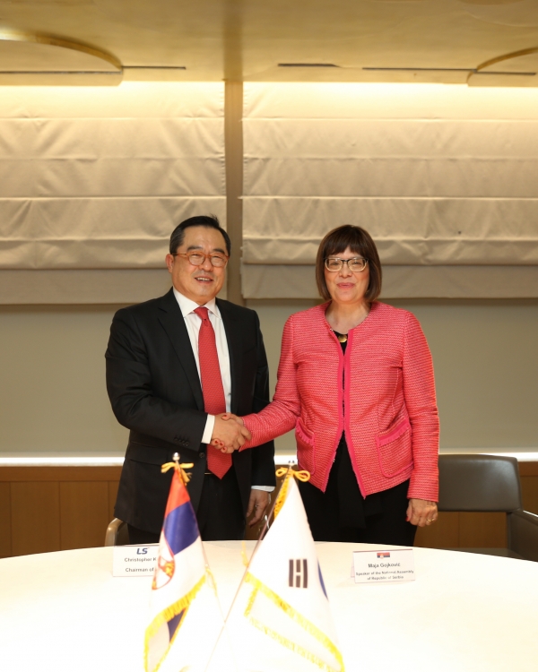 구자열 LS그룹 회장(좌)과 마야 고이코비치 세르비아 국회의장이 서울의 한 식당에서 만나 LS-세르비아 간 사업 협력을 위한 접견을 가졌다. 사진제공=LS그룹