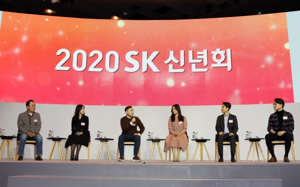SK 그룹 신년회에서 구성원 대표들이 행복을 주제로 패널 토론을 하고 있다. 사진제공=SK