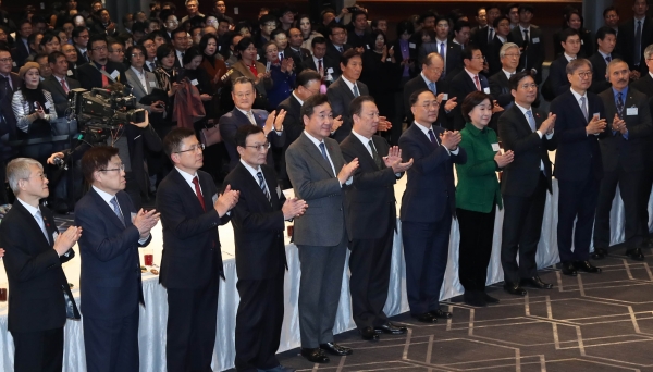 앞줄 왼쪽부터 최기영 과기부 장관, 김영주 무역협회장, 황교안 자유한국당 대표,  이해찬 더불어민주당 대표, 이낙연 국무총리, 박용만 대한상의 회장, 홍남기 경제부총리, 심상정 정의당 대표,  성윤모 산업부 장관, 윤부근 삼성전자 부회장, 해리 해리스 주한미국대사. 사진제공=대한상의