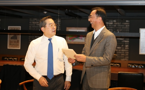 (좌측)LS그룹 구자열 회장이 신규 임원이 된 LS전선 박현호 이사(LSCI법인장)에게 기념액자를 선물하고 있다. 사진제공=LS그룹