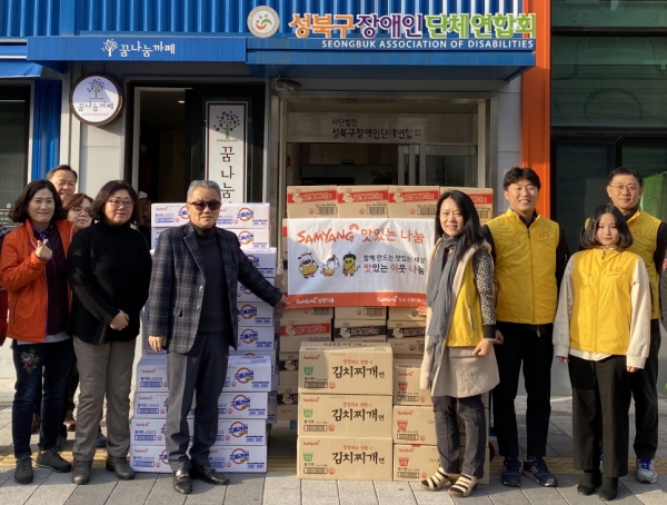 17일 성북구 장애인단체연합회를 방문한 삼양식품 임직원들이 라면과 스낵 100박스를 전달하고 있다. 사진제공=삼양식품