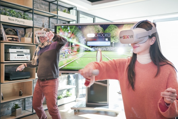 자료사진으로 게임 이용자들이 ‘오큘러스 고’를 머리에 쓰고 ‘크레이지월드 VR’을 즐기고 있다. 사진제공=SK텔레콤