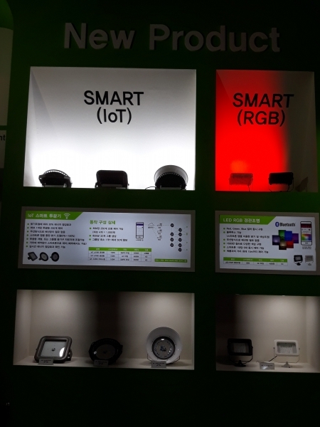 엣지 AI칩은 사물인터넷 등 연결성을 극대화하며 차세대 경쟁의 핵심으로 떠올랐다. 사진은 한 전시회에 출품된 사물인터넷을 응용한 원격 스마트 조명 시스템으로 본문기사와 직접 관련은 없음.