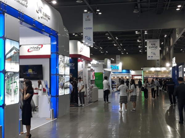 블록체인 기술은 각종 계약과 상거래, 금융결제, 에너지, 공공서비스 등에 광범위하게 적용되고 있다. 사진은 첨단 조명기술이 소개된 한 전시회 모습으로 본문 기사와 직접 관련은 없음.