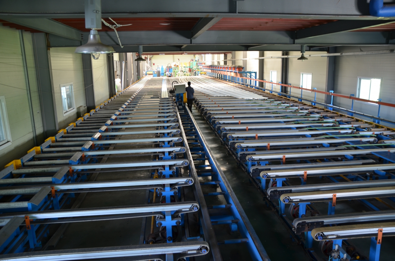 블록체인 기술은 산업계 전반을 재구성하고 생태계를 크게 바꿀 것으로 전망된다. 사진은 한 중소기업의 생산현장 모습으로 본문 기사와 직접 관련은 없음.