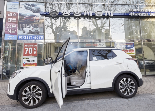 전시장 내방 고객의 차량 실내에 연막 소독 서비스를 실시하고 있다. 사진제공=쌍용차