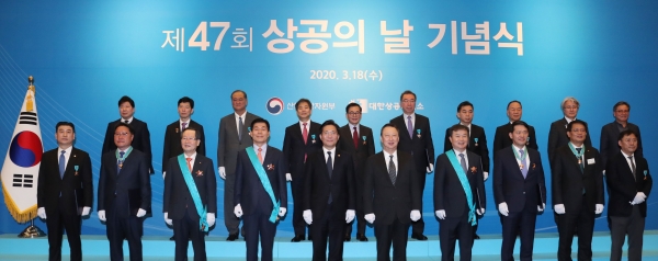 박용만 대한상의 회장(앞줄 왼쪽 여섯번째), 성윤모 산업통상자원부 장관(앞줄 왼쪽 다섯번째)이 수상자들과 기념촬영을 하고 있다. 사진제공=대한상의